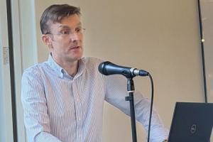 Professor Robert McMillan presents in the lounge at Max Gluskin House, Econ HQ at UofT.