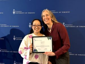 Picture of Ronica Li receiving her award from Professor Jennifer Murdock